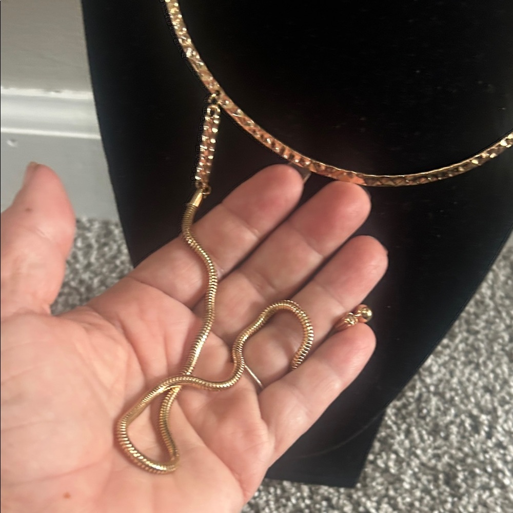 Kirkland Signature Elegant Gold Necklace with matching earrings - Picture 5 of 10